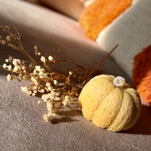 Lumanare in forma de dovleac fabricata din ceara de soia - Artynos.ro