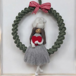 Decoratiuni de iarna pentru usa, papusa macramé cu inima rosie si palarie, , , Decoratiune de iarna pentru usa sau perete, papusa macramé cu palarie din fire reciclate, tinand in..., ARTYNOS