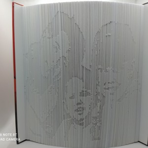 Sculptură de carte portret cu 3 fețe bazată pe o fotografie unică - casă & stil de viață - accesorii pentru decorat casa - decorațiuni de masă și decorațiuni pentru rafturi  - sculptură de carte, carte pliată - Artynos.ro
