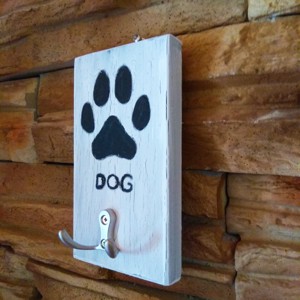 Suport de perete pentru lesa, , , Suport de perete pentru lesa.
Pictat manual pe o baza din lemn alb crapat.
Dimensiuni aprox.: 16*9 ..., ARTYNOS